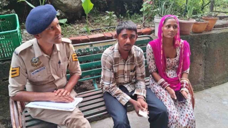 Kangra News: चामुंडा में बाढ़ के बीच फंसे दो श्रद्धालुओं को पुलिस और स्थानीय लोगों ने बचाया