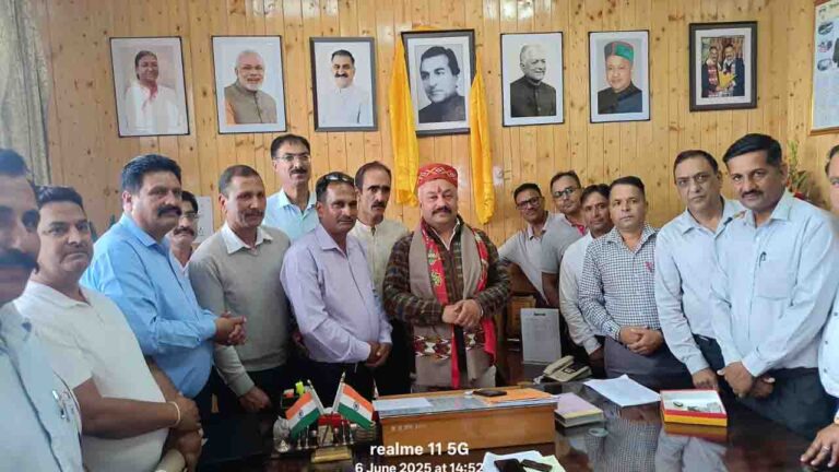 Himachal News: अध्यापक संघ ने 18 सूत्रीय मांगों को लेकर शिक्षा मंत्री रोहित ठाकुर व स्कूल शिक्षा निदेशक को सौंपा ज्ञापन 