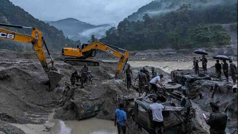 Sikkim Landslide: सिक्किम में भूस्खलन की चपेट में आया आर्मी कैंप, छह लापता, तीन जवानों की मौत