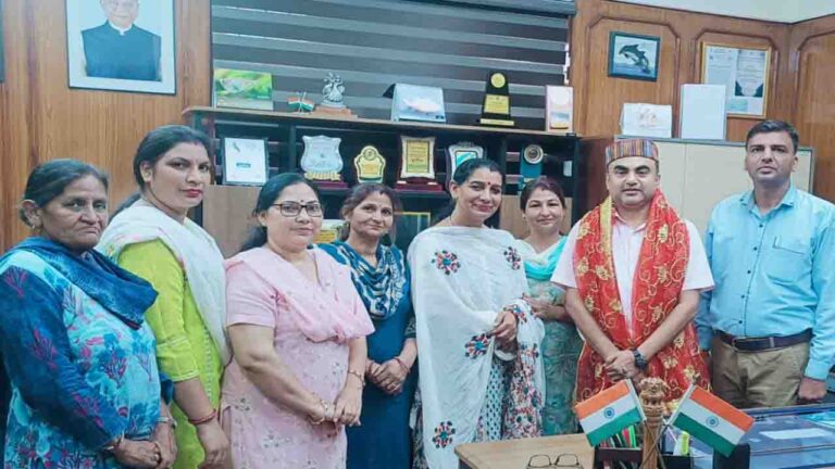 Bilaspur News: बिलासपुर का नाम रोशन करने वाले आईएएस विवेक चंदेल को लाडली फाउंडेशन एवं हेल्पिंग हैंड्स ने किया सम्मानित