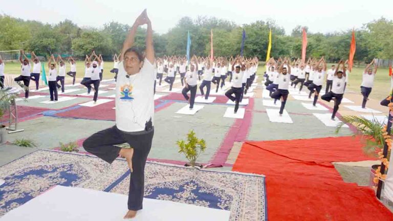 International Yoga Day: चंडीगढ़ में CRPF की 13वीं वाहिनी ने 11वें अंतरराष्ट्रीय योग दिवस पर आयोजित किया भव्य योग कार्यक्रम