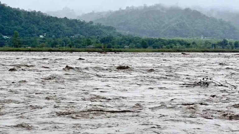 Himachal Flood Kangra News: पौंग बांध का जलस्तर तेजी से बढ़ा, बाथू दी लड़ी पानी में डूबने लगी