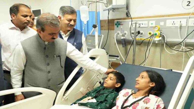 Himachal News: सीएम सुक्खू ने एम्स बिलासपुर में बस दुर्घटना के घायलों का कुशलक्षेम जाना