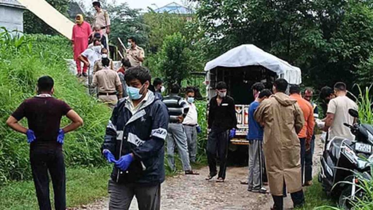 Hamirpur News: सकरोह गांव में रहस्यमयी मौतें, बुजुर्ग का शव बंद घर में तो बेटे की लाश झील से मिली