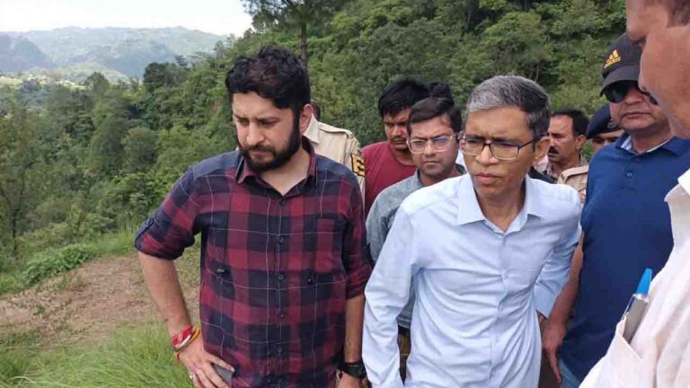 Mandi News: आपदा में हुए नुकसान का आकलन करने मंडी पहुंचा अंतर मंत्रालयीय केंद्रीय दल, धर्मपुर क्षेत्र में लिया जायजा