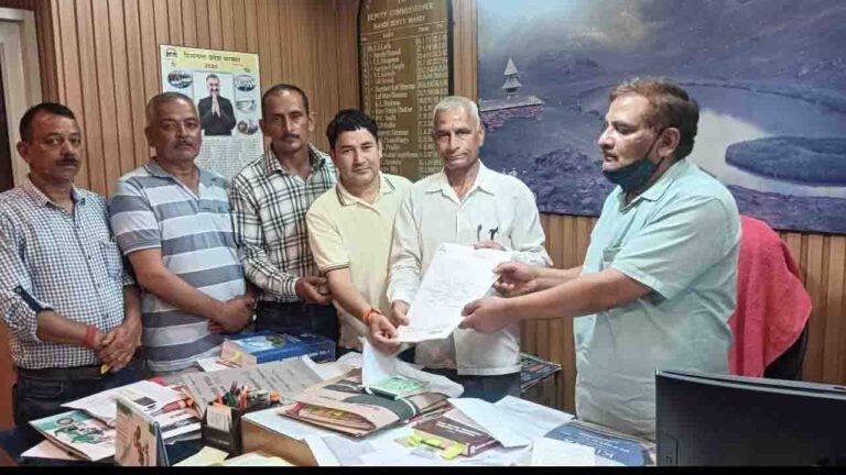 Mandi News: सरकारी बाग़ीचे को धर्म विशेष संस्था को सौंपने की संभावित योजना का विरोध, पंचायत प्रतिनिधियों ने सौंपा ज्ञापन