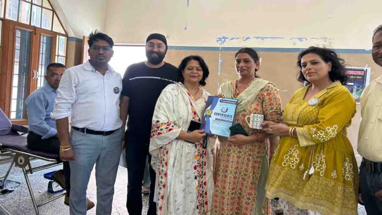 Paonta Sahib: कारगिल विजय दिवस पर “मेरा गाँव मेरा देश एक सहारा” संस्था ने रक्तदान शिविर किया आयोजित