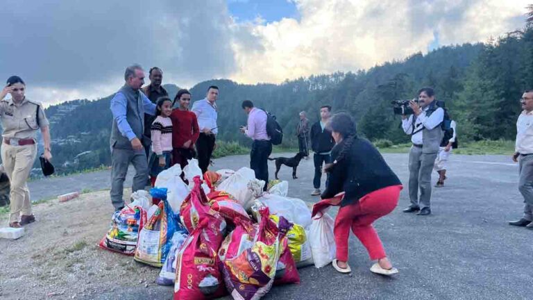 Himachal Monsoon Tragedy: सीएम सुक्खू ने थुनाग और जंजैहली में आपदा प्रभावित क्षेत्रों का किया हवाई सर्वेक्षण, ज़रूरतमंदों को राहत सामग्री बाँटी और उनका मनोबल बढ़ाया