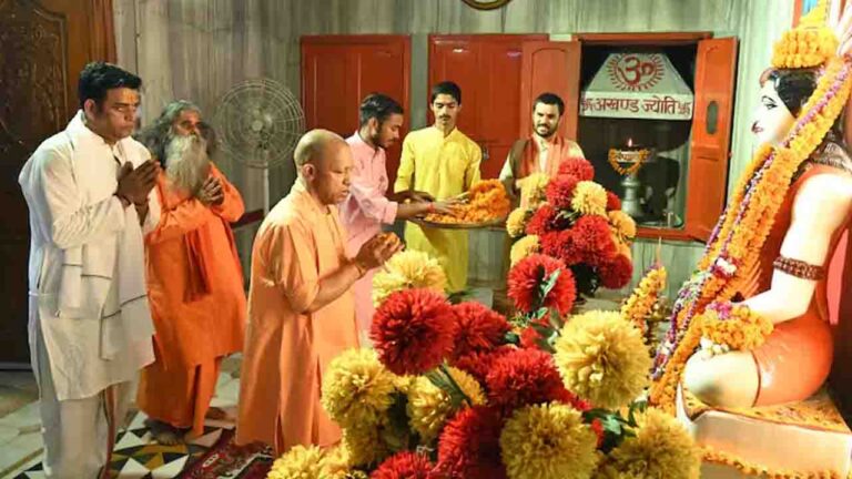 UP News: सीएम योगी ने मानसरोवर मंदिर में की भगवान शिव की आराधना