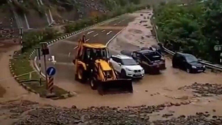 Fact Check: कालका-शिमला फोरलेन पर पानी की बहने का वीडियो वायरल, जानिए क्या है इस वीडियो की सच्चाई..!!