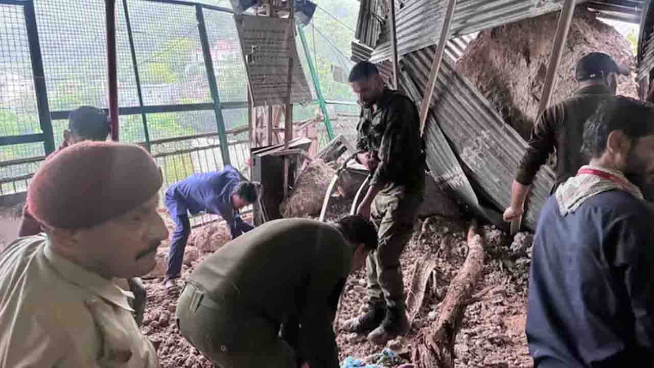 Vaishno Devi Landslide: माता वैष्णोदेवी मार्ग पर जबरदस्त भूस्खलन, 15 तीर्थयात्रियों की मौत, कई घायल
