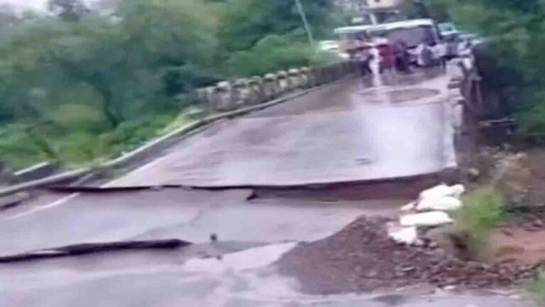 औद्योगिक क्षेत्र बीबीएन के मानकपुर में महत्वपूर्ण पुल अचानक ढह गया