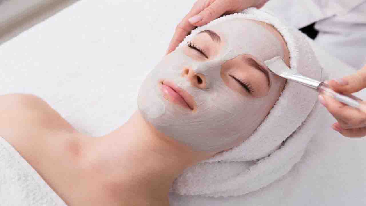 Beauty Tips: शादी के दिन पाएं चमकती त्वचा, घरेलू फेशियल रूटीन से बने सबसे खूबसूरत