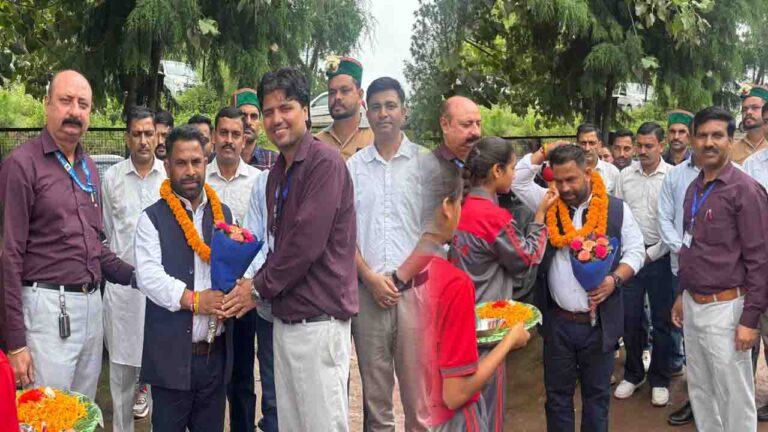 Solan: स्वतंत्रता दिवस का भव्य आयोजन राजकीय वरिष्ठ माध्यमिक पाठशाला गाईघाट में संपन्न