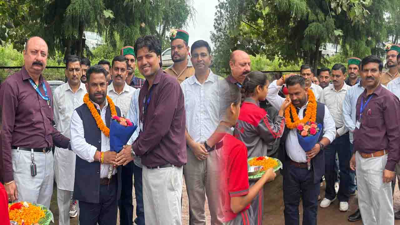 Solan: स्वतंत्रता दिवस का भव्य आयोजन राजकीय वरिष्ठ माध्यमिक पाठशाला गाईघाट में संपन्न