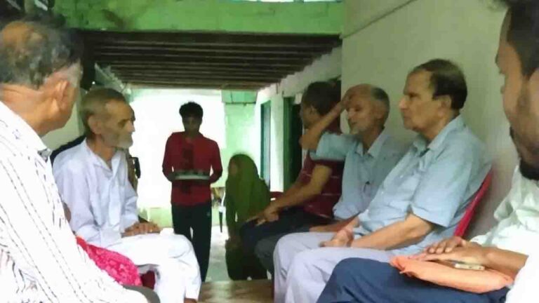 Sarkaghat Accident: पूर्व मंत्री रंगीला राम राव ने बांटा सरकाघाट हादसे के पीड़ितों का दु:ख