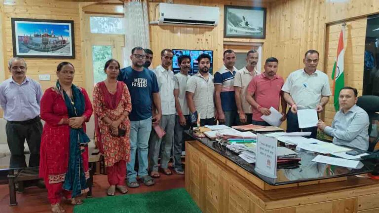 Mandi News: मंडी-डेहर में सड़क निर्माण से जनता में रोष, बिना सूचना के भवनों और रास्तों को नुकसान