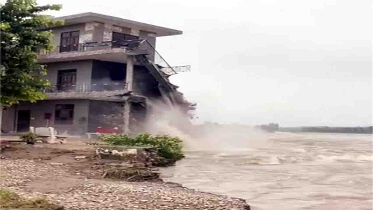 Kangra News: पौंग बांध के पानी ने मचाई तबाही, मंड भोग्रवां में घर-खेत डूबे, ग्रामीणों की जिंदगी संकट में