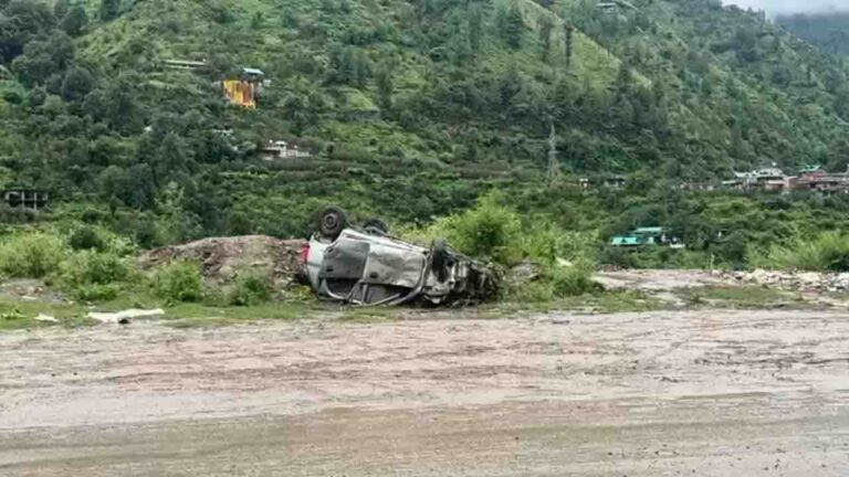 शिमला: पब्बर नदी में गिरी कार, तीन युवकों की मौत, एक जख्मी
