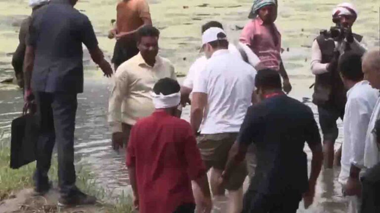 Voter Adhikar Yatra: राहुल गांधी ने कटिहार में मखाना किसानों से की मुलाकात