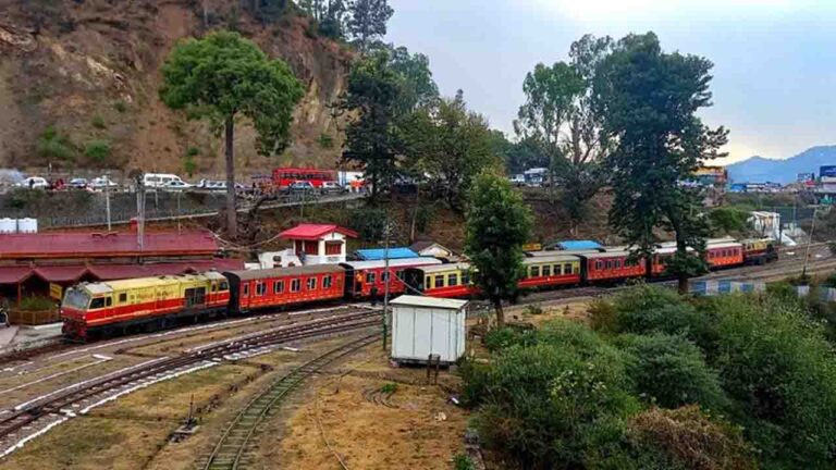 Kalka-Shimla Railway Track: कालका-शिमला विश्व धरोहर रेलवे ट्रैक पर पांच दिन बाद फिर दौड़ीं ट्रेनें, बारिश ने बढ़ाई थी मुश्किलें