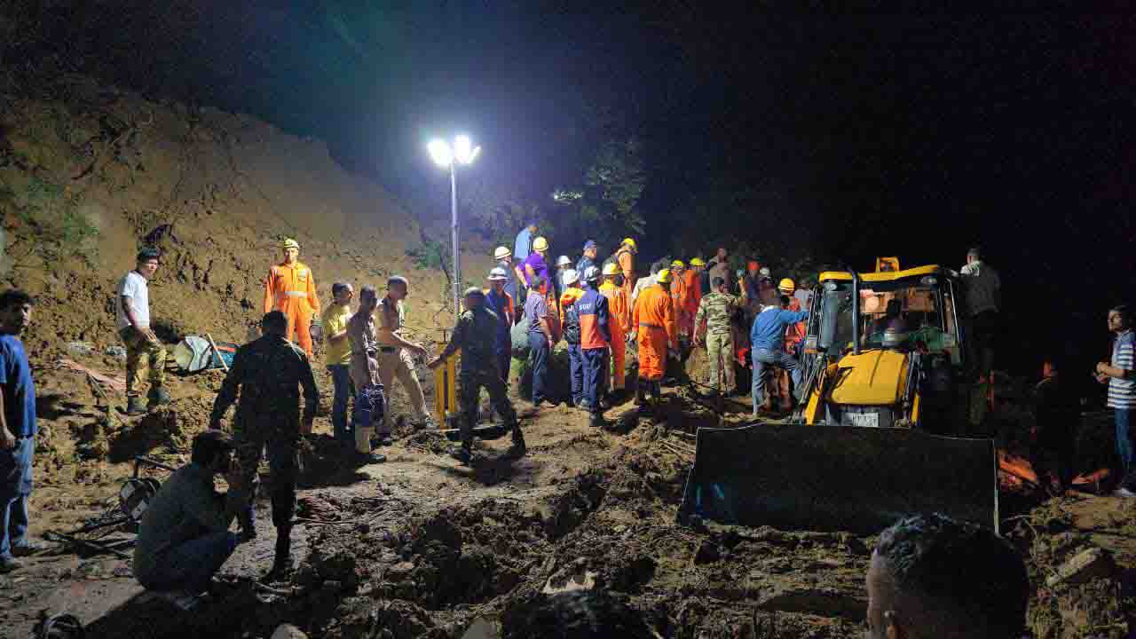 Mandi Landslide: सुंदरनगर में भूस्खलन का कहर, मां-बेटी समेत तीन की मौत, दो लापता, बचाव कार्य तेज