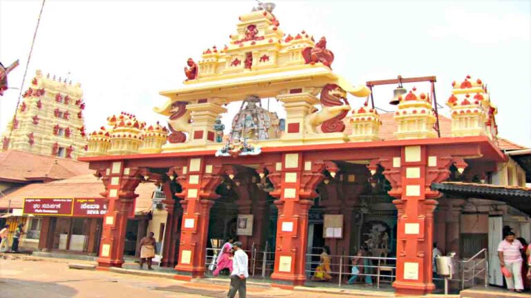 Udupi Krishna Temple History: श्री कृष्ण का वह मंदिर जहाँ नौ छेदों वाली खिड़की से होते हैं कान्हा के दर्शन, जानें इससे जुडी हुई अनोखी कहानी..!