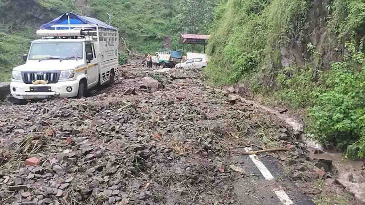 Cloudburst: बिलासपुर के नम्होल में बादल फटने से पांच गाड़ियां क्षतिग्रस्त