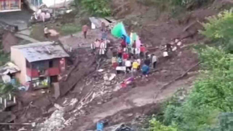 Kullu Landslide: निरमंड में भूस्खलन की तबाही, 2 भाइयों के परिवार पर टूटा कहर – 8 लोग दबे, 1 की मौत, 4 लापता