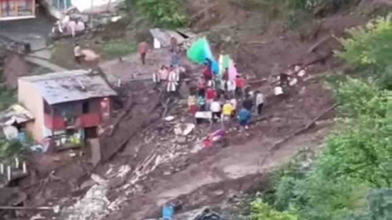 Kullu Landslide: निरमंड में भूस्खलन की तबाही, 2 भाइयों के परिवार पर टूटा कहर – 8 लोग दबे, 1 की मौत, 4 लापता