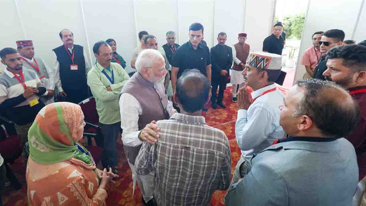 Himachal floods: पीएम मोदी ने हिमाचल में बाढ़ पीड़ितों से की मुलाकात, रु 1,500 करोड़ की मदद देने का ऐलान