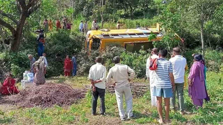 Himachal Bus Accident: निजी बस अनियंत्रित होकर सड़क से नीचे पलटी, डेढ़ दर्जन लोग घायल