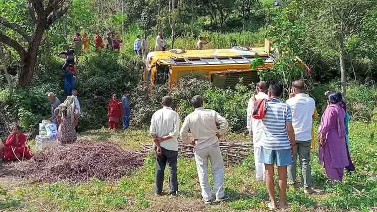 Himachal Bus Accident: निजी बस अनियंत्रित होकर सड़क से नीचे पलटी, डेढ़ दर्जन लोग घायल