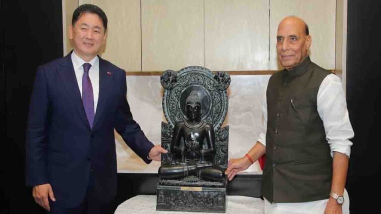 New Delhi: राजनाथ की मंगोलिया राष्ट्रपति से गर्मजोशी भरी मुलाकात: खिचिंग स्टोन बुद्धा भेंट कर मजबूत की सांस्कृतिक दोस्ती