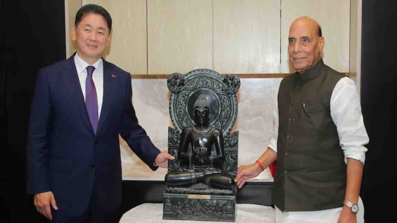 New Delhi: राजनाथ की मंगोलिया राष्ट्रपति से गर्मजोशी भरी मुलाकात: खिचिंग स्टोन बुद्धा भेंट कर मजबूत की सांस्कृतिक दोस्ती