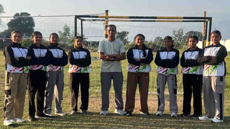 Sirmour News: सिरमौर की होनहार बालिकाओं ने राज्य हैंडबॉल में जगह पक्की की, बिलासपुर में दिखाएंगी दम