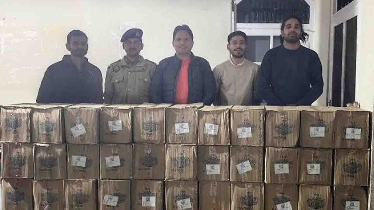 Kullu News: गाड़ी और गुप्त ठिकाने से 47 पेटियां अवैध शराब जब्त, बजौरा में ब्रेज़ा, पारला भून्तर में चिकन शॉप का 'स्टोर' सील