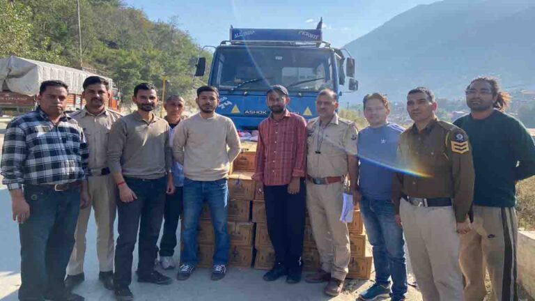 Kullu News: कुल्लू में ट्रक से 146 पेटी अवैध शराब जब्त, चालक फरार