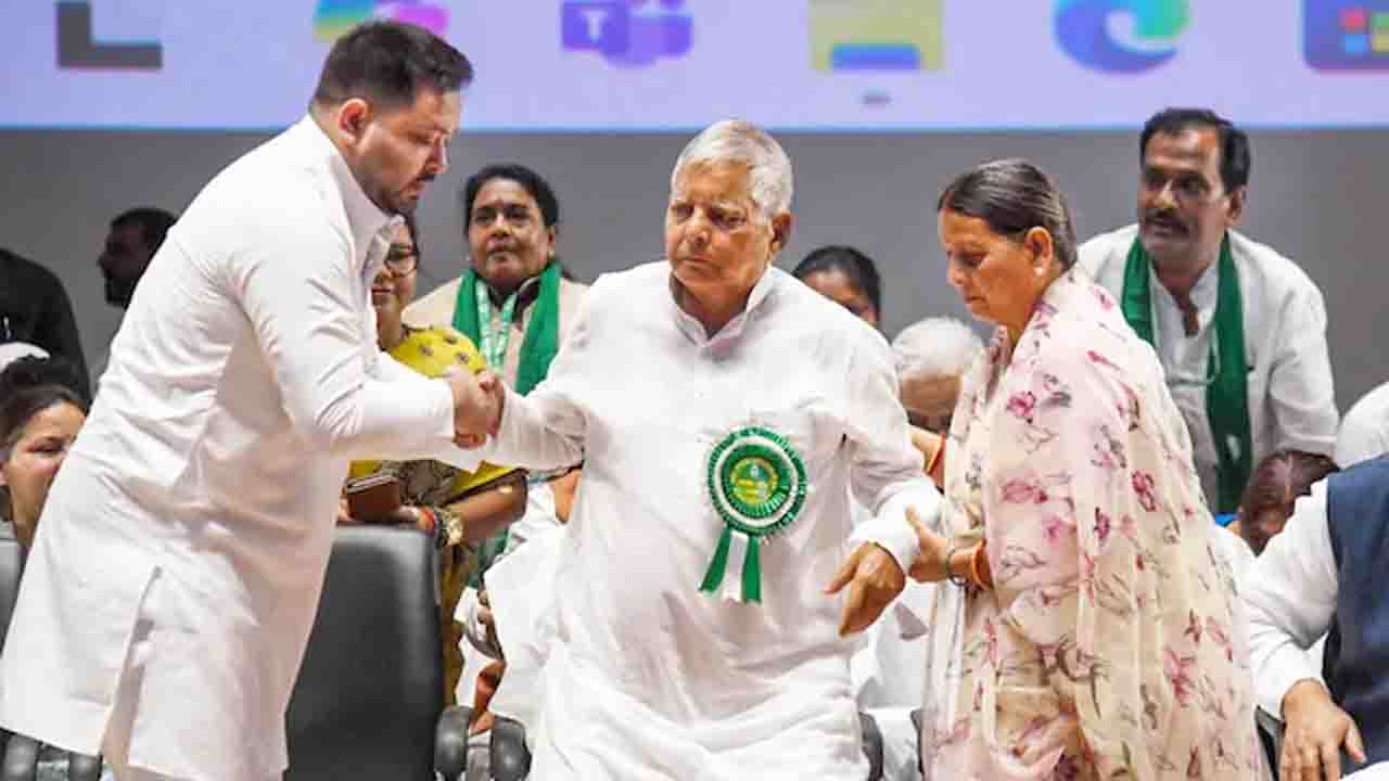 IRCTC Scam: बिहार चुनाव के बीच लालू परिवार को बड़ा झटका, IRCTC घोटाले में चलेगा केस