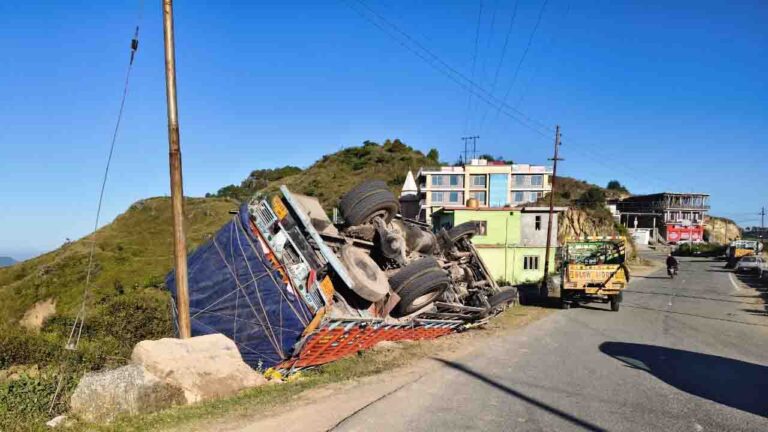 Nahan: बिल्ली को बचाने के चक्कर में पलटा ट्रक, नाहन-सोलन एनएच पर हुआ हादसा