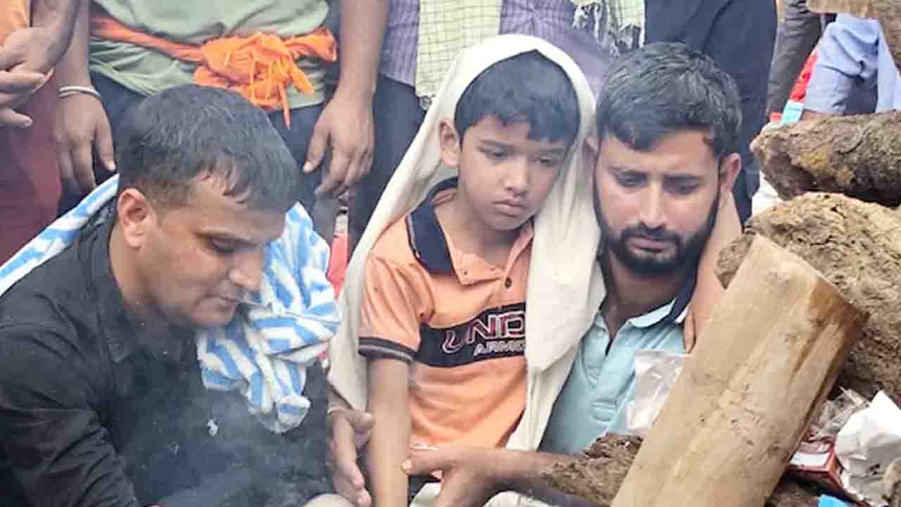 Bilaspur Bus Accident: एक साथ जलीं परिवार के चार सदस्यों की चिताएं, घायल बच्चे ने दी मुखाग्नि