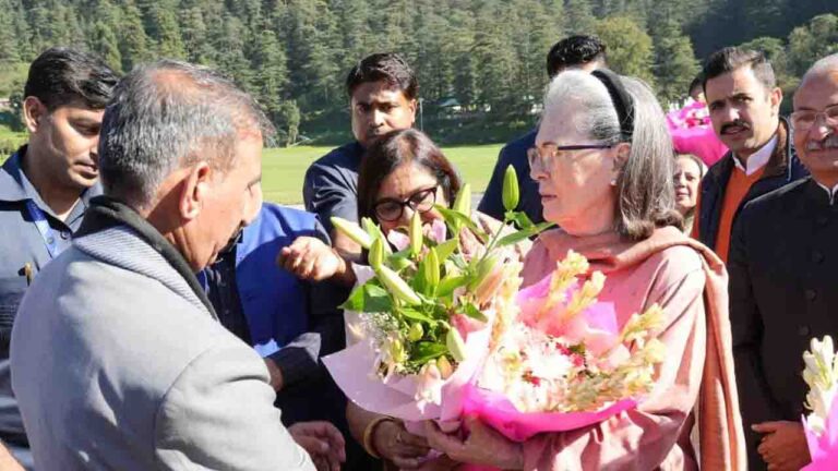 Virbhadra Singh Statue: वीरभद्र सिंह की प्रतिमा अनावरण समारोह में भाग लेने के लिए शिमला पहुंची सोनिया व प्रियंका, ये नेता भी होंगे शामिल