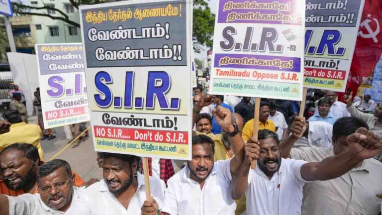 Protest Against SIR: BLOs पर बढ़ते दबाव के बीच, चुनाव आयोग ने जारी रखा विशेष सघन मतदाता सूची संशोधन