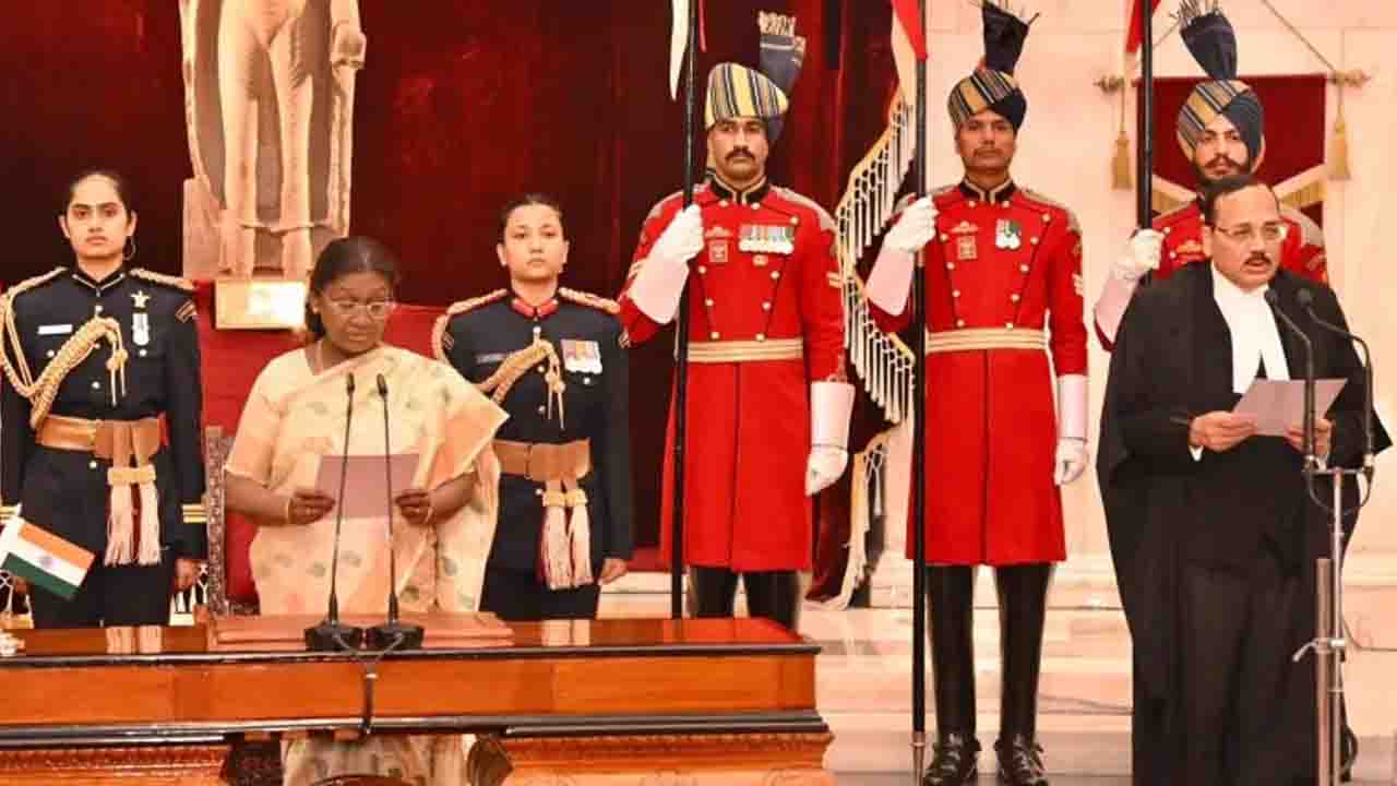 Supreme Court CJI: जस्टिस सूर्यकांत देश के नए मुख्य न्यायाधीश बने, राष्ट्रपति मुर्मू ने दिलाई शपथ