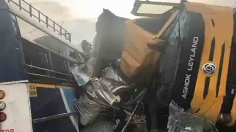 Telangana Accident: गिट्टी से भरे ट्रक की टक्कर से पिचक गई बस, अब तक 16 लोगों की मौत की पुष्टि
