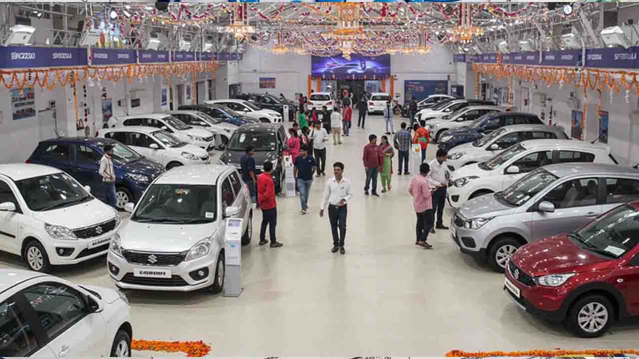 Car Sales: अक्टूबर में कारों की रिकॉर्ड बिक्री, दिवाली और जीएसटी कटौती ने दिखा जादू