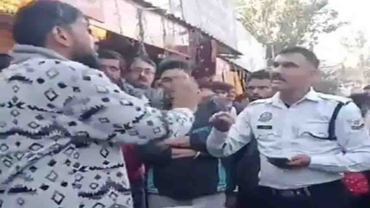 Hamirpur News: हमीरपुर पुलिस ने यातायात नियम तोड़ने पर बाइक सवार का काटा 30 हजार का चालान