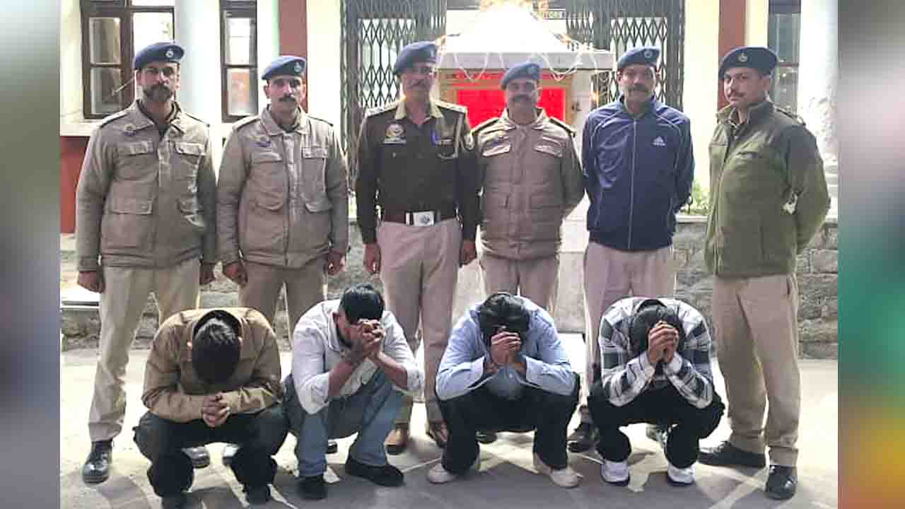 Kasauli News: कसौली के छतरी मोड़ से चिट्टा गैंग गिरफ्तार, 62.13 ग्राम चिटटा भी बरामद