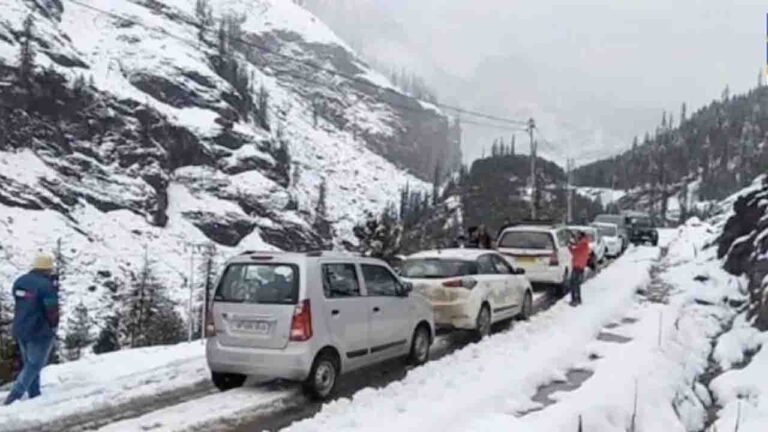 IMD Snowfall Alert: सैलानियों के लिए खुशखबरी! हिमाचल-उत्तराखंड में 30 दिसंबर से शुरू हो सकती है बर्फबारी