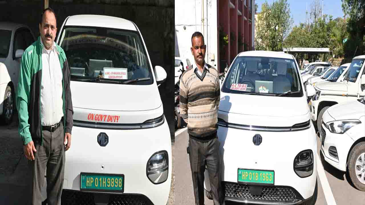 बेरोजगारों के लिए Rajiv Gandhi Startup Scheme बनी सहारा, 5 साल रोजगार की गारंटी! हर महीने 15-20 हजार की बचत बिलासपुर : प्रदेश सरकार की महत्वाकांक्षी राजीव गांधी स्वरोजगार स्टार्टअप योजना (ई-टैक्सी) बिलासपुर जिले के बेरोजगारों के लिए वरदान साबित हो रही है। इस योजना के तहत न केवल इलेक्ट्रिक वाहन खरीदने पर 50 प्रतिशत उपदान मिल रहा है, बल्कि सरकारी विभागों में वाहन अटैच कर 5 वर्षों के लिए स्थाई रोजगार की गारंटी भी सुनिश्चित की जा रही है। घुमारवीं के 45 वर्षीय शंकर सिंह और हमीरपुर के 50 वर्षीय रमेश कुमार उन लाभार्थियों में शामिल हैं, जिनकी किस्मत इस योजना ने बदल दी है। दोनों लाभार्थियों ने ₹15-15 लाख की लागत से इलेक्ट्रिक वाहन खरीदे। सरकार ने इन्हें सरकारी विभागों में अटैच किया है। शंकर सिंह का वाहन उपायुक्त के सहायक आयुक्त के साथ, जबकि रमेश कुमार का वाहन बी.डी.ओ. सदर बिलासपुर के साथ तैनात किया गया है। इन दोनों वाहनों पर प्रदेश सरकार 18 प्रतिशत जीएसटी सहित कुल 59 हजार रुपये प्रतिमाह उपलब्ध करवा रही है। इससे न केवल दोनों लाभार्थियों की वाहन किस्त आसानी से निकल रही है, बल्कि 15 से 20 हजार रुपये प्रतिमाह की अतिरिक्त बचत भी हो रही है। लाभार्थी शंकर सिंह ने बताया था कि वह पिछले लगभग 20 वर्षों से टैक्सी चलाने का कार्य कर अपने परिवार का भरण-पोषण करते रहे हैं। इस दौरान उन्होंने 102 एंबुलेंस सेवा में भी कुछ वर्षों तक कार्य किया, लेकिन जब वर्ष 2023 में उन्हें समाचार पत्रों के माध्यम से प्रदेश सरकार की ई-टैक्सी योजना का पता चला तो उन्होंने ऑनलाइन माध्यम से आवेदन प्रस्तुत किया। उन्होंने वर्ष 2025 में 15 लाख रुपये की लागत से इलेक्ट्रिक वाहन खरीदा और प्रदेश सरकार ने जुलाई, 2025 से इसे सरकारी विभाग के साथ अटैच कर दिया। इसी तरह लाभार्थी रमेश कुमार का भी कहना है कि उन्हें भी दिसम्बर, 2023 में प्रदेश सरकार की इस महत्वाकांक्षी राजीव गांधी स्वरोजगार स्टार्टअप योजना की जानकारी मिली और लोकमित्र केंद्र के माध्यम से ऑनलाइन आवेदन प्रस्तुत कर दिया। उन्होंने भी वर्ष 2025 में नया इलेक्ट्रिक वाहन खरीदा और प्रदेश सरकार ने जुलाई, 2025 से इसे सरकारी विभाग में लगा दिया है। उनका कहना है कि इससे पहले वह टैक्सी चलाते थे, लेकिन स्थाई आय का कोई साधन नहीं था। लेकिन अब उन्हें प्रतिमाह 15 से 20 हजार रूपये की आय हो रही है। वह गाड़ी की किस्त भी आसानी से निकाल पा रहे हैं। दोनों लाभार्थियों ने 15-15 लाख रुपये का इलेक्ट्रिक वाहन खरीदा है, जिस पर प्रदेश सरकार ने 50 प्रतिशत उपदान मुहैया करवाया है। उनका कहना है कि प्रदेश के बेरोजगार युवाओं के लिए सरकार की यह योजना न केवल लाभकारी सिद्ध हो रही है, बल्कि उन्हें अगले पांच वर्षों तक स्थाई रोजगार भी सुनिश्चित हुआ है। शंकर सिंह और रमेश कुमार ने मुख्यमंत्री सुखविंद्र सिंह सुक्खू के प्रति आभार व्यक्त करते हुए कहा कि राज्य सरकार की यह योजना बेरोजगार युवाओं के लिए एक बेहतरीन अवसर है। प्रदेश में पहली बार कोई ऐसी योजना आई है, जिसमें निजी इलेक्ट्रिक वाहन खरीदने पर 50 प्रतिशत उपदान और सरकारी विभागों में वाहन अटैच कर रोजगार की गारंटी भी उपलब्ध करवाई जा रही है। दोनों लाभार्थियों ने प्रदेश के युवाओं से सरकार की इस महत्वाकांक्षी योजना का अधिक से अधिक लाभ उठाने का आह्वान किया है, ताकि न केवल उन्हें सरकार आर्थिक मदद प्रदान करेगी, बल्कि सरकारी विभागों के माध्यम से रोजगार की गारंटी भी मिलेगी। जिला रोजगार अधिकारी बिलासपुर राजेश मेहता का कहना है कि राजीव गांधी स्वरोजगार स्टार्टअप योजना के अंतर्गत जिला बिलासपुर में अब तक 16 लोगों को लाभान्वित किया जा चुका है। प्रदेश सरकार ने 50 प्रतिशत सब्सिडी प्रदान कर लगभग एक करोड़ 16 लाख 44 हजार 900 रूपये की आर्थिक मदद दी है। साथ ही सभी 16 लाभार्थियों की ई-टैक्सी को प्रदेश सरकार के विभिन्न विभागों में अटैच कर उन्हें रोजगार भी मुहैया करवाया है। डीसी बिलासपुर राहुल कुमार ने कहा कि प्रदेश सरकार की जनकल्याणकारी एवं रोजगारोन्मुखी योजनाओं को विभागों के माध्यम से पूरी गंभीरता के साथ लागू किया जा रहा है ताकि अधिकतम पात्र व्यक्तियों को लाभ मिल सके। उन्होंने कहा कि जिला प्रशासन का मुख्य उद्देश्य सरकारी योजनाओं को समयबद्ध धरातल पर उतारकर पात्र लोगों तक पहुंचाना और उन्हें आर्थिक व सामाजिक रूप से सशक्त बनाना है।